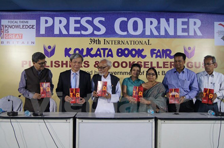 Chủ tịch Ủy ban đoàn kết Ấn-Việt bang Tây Bengal G. Sharma (mặc áo trắng đứng giữa) ra mắt độc giả cuốn ''Chiến tranh giải phóng Việt Nam và Kolkata.''